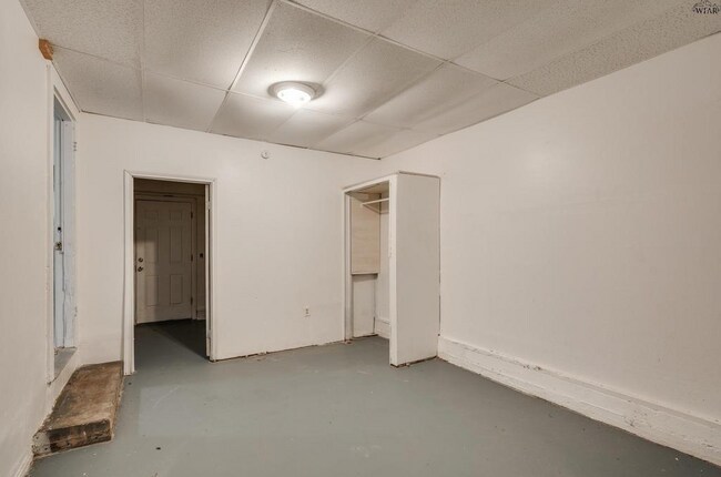 Building Photo - 604 E 1st St