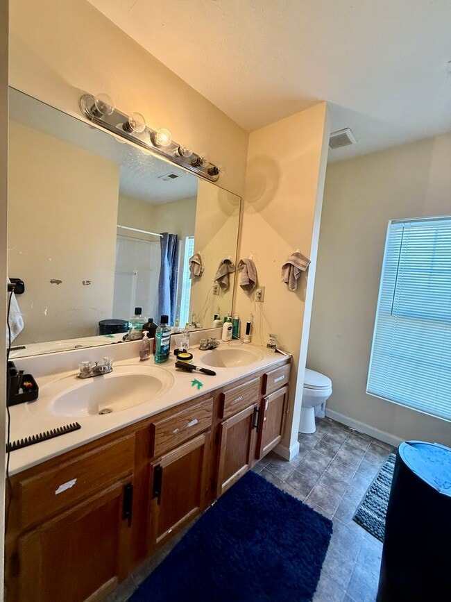 Building Photo - 424 Woodland Ave