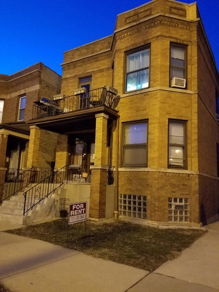 Building Photo - 2232 W Addison St