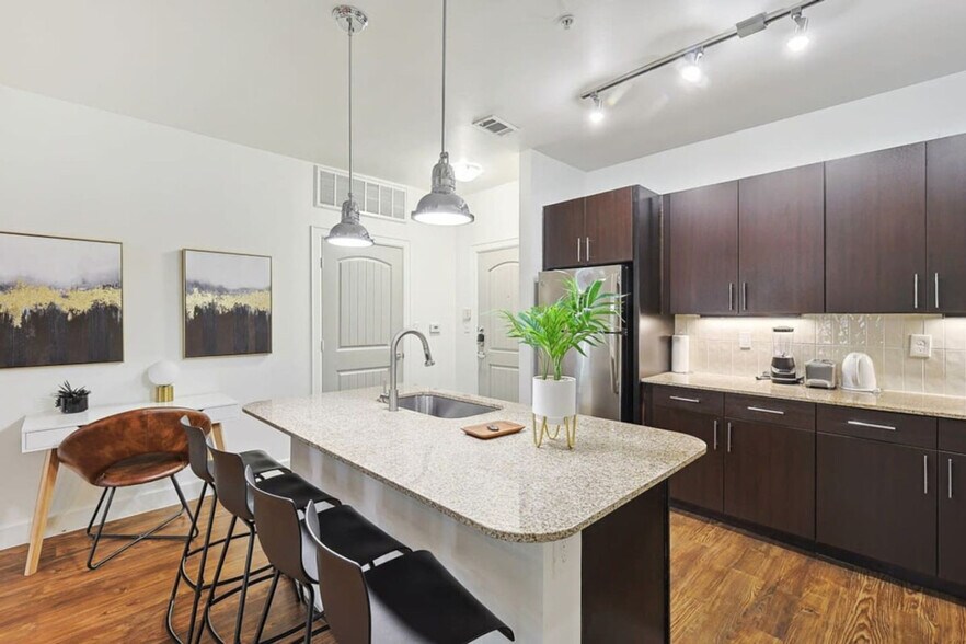 Building Photo - 5725 Town and Country Blvd