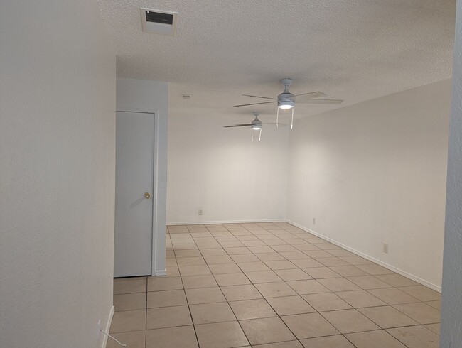 One Bedroom Ground Floor Condo - End Unit - 2825 N Los Felices Rd Palm ...