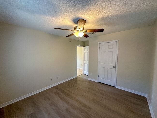 Building Photo - Updated 3 bedroom 2 bath brick home located in the Cottages at Marcus Lake!