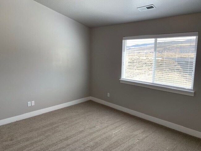 Building Photo - Beautiful Townhome in Great Location!