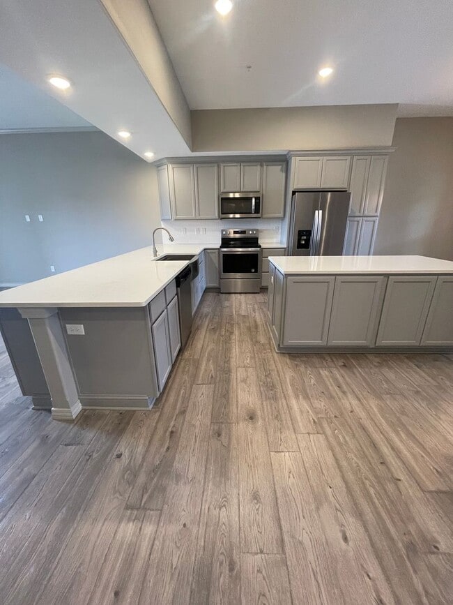 Building Photo - Luxury Lakeview 2 bedroom 2 bath Apartment...