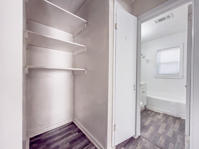 Building Photo - Cherokee Duplex