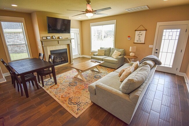 Building Photo - Luxurious  4 Bedroom, 3.5 Bathroom Home In Fayetteville!!  Minutes from the U of A!!