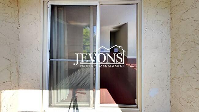 Building Photo - Charming top-floor condo with fully equipp...