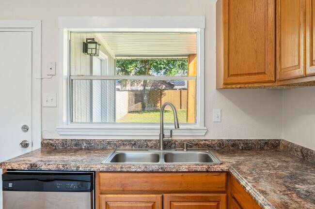 Building Photo - Updated Duplex with Large Yard!