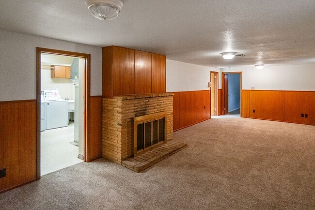 Building Photo - 1214 E 43rd Ave