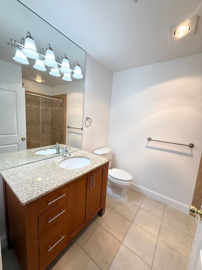 Building Photo - 2BR Condo with Private Patio Near Discovery Park – Blue Heron Community