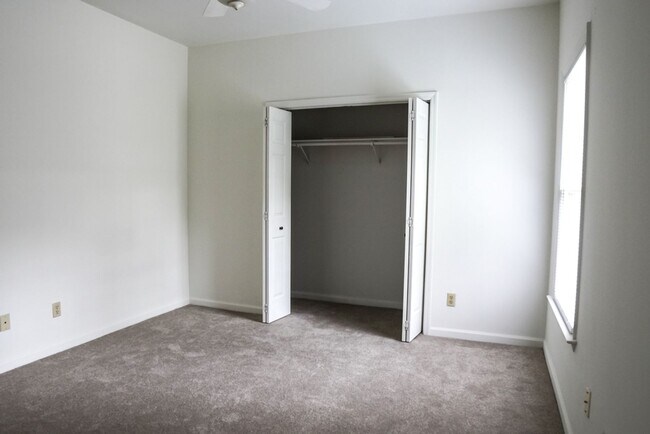 Building Photo - Two Bedroom Townhome!