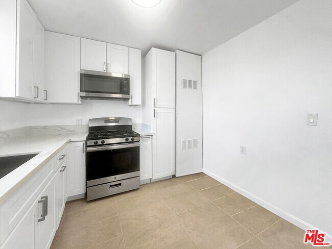 Building Photo - 211 E 81st St