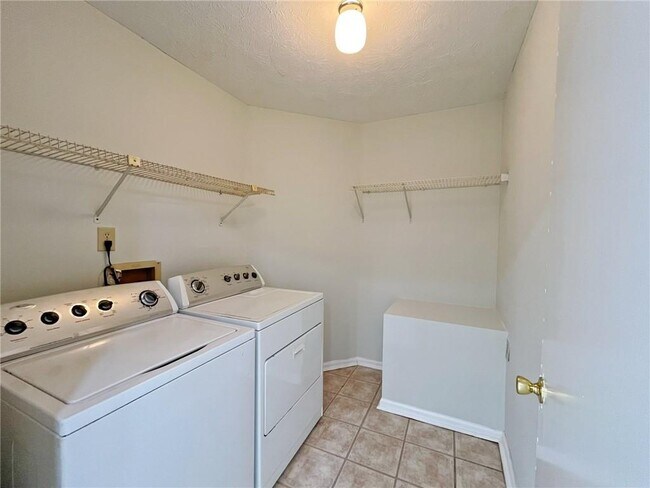 Building Photo - 11250 Ridge Hill Dr