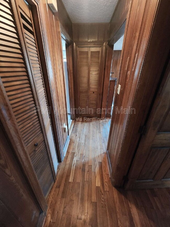 Building Photo - 2 Woodlands Dr