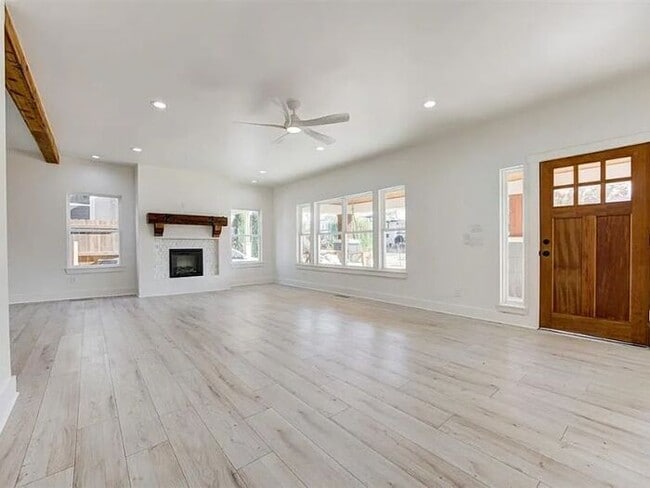 Building Photo - 213 NE 14th St