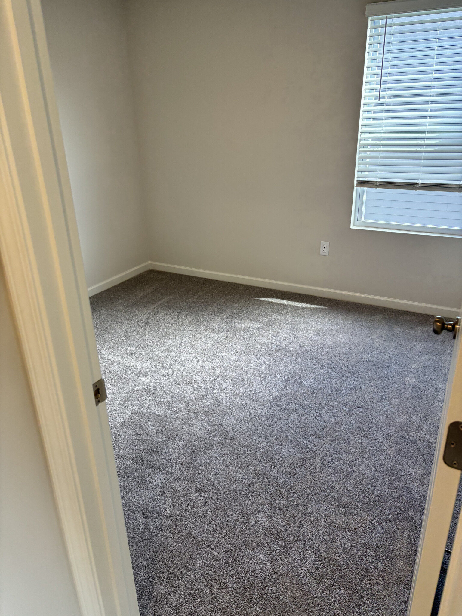 Building Photo - 572 Lyness Dr