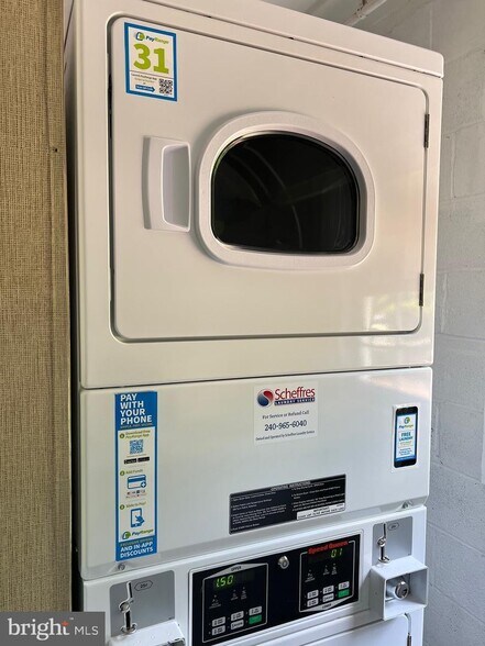 Building Photo - 3945 Lyndhurst Dr