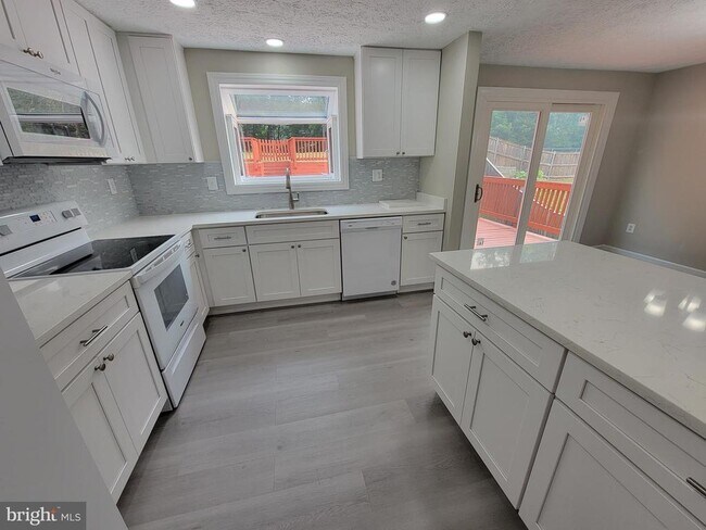 Building Photo - 7598 Springfield Hills Dr