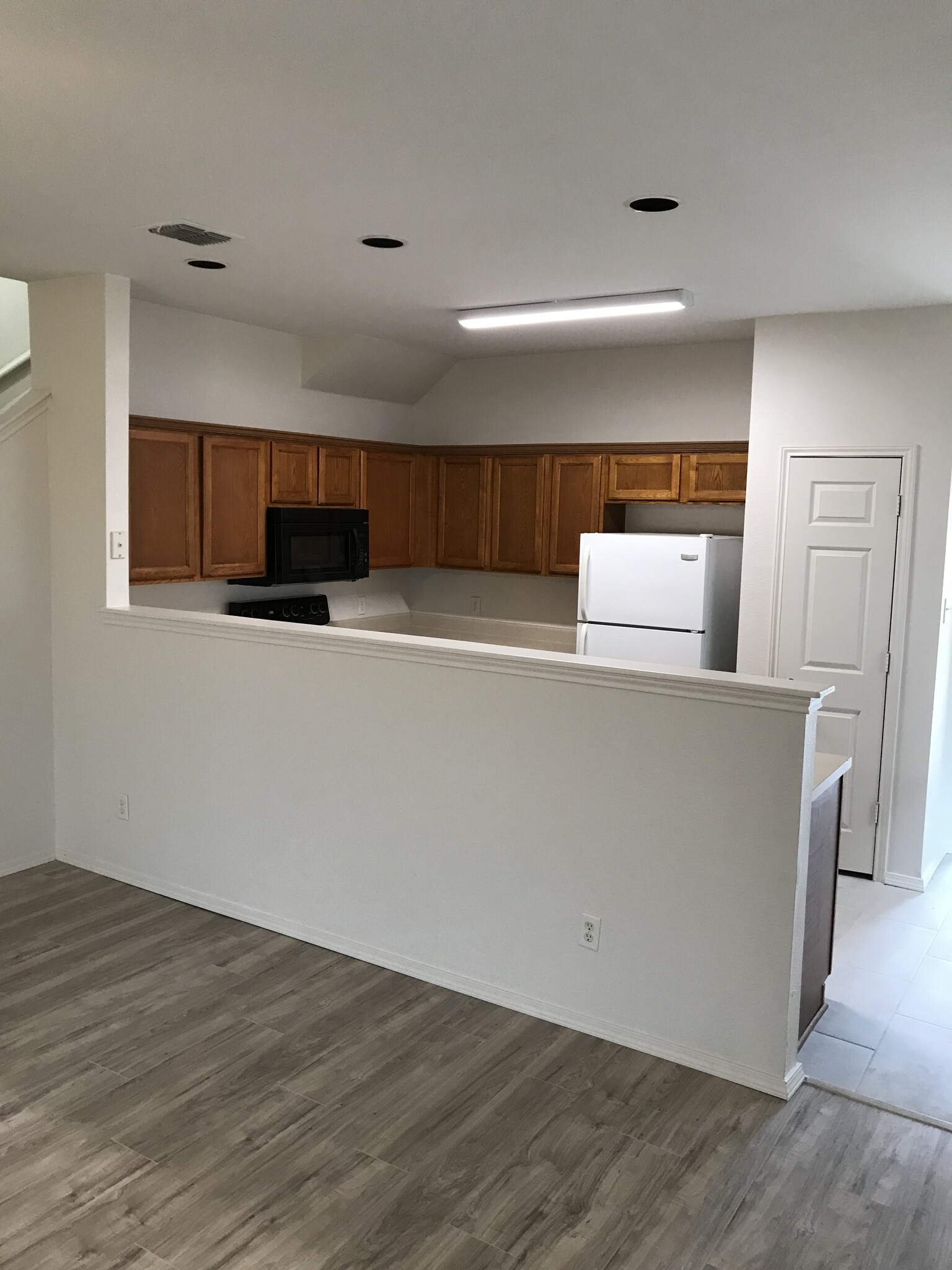 Living room Kitchen - 5750 Golf Hts
