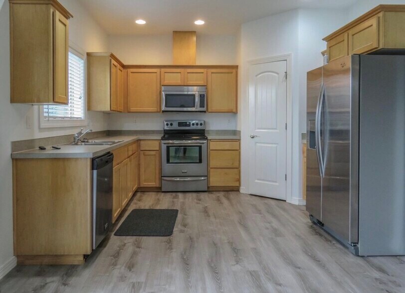 Building Photo - 758 Meadowlawn Pl