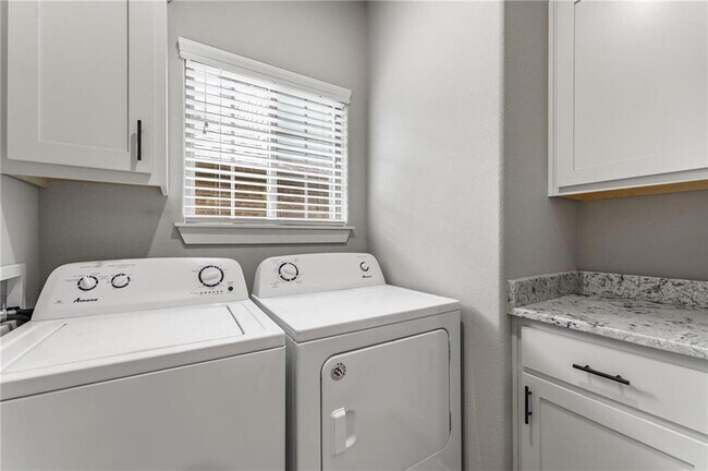Building Photo - 3305 SW Hillstone Ave