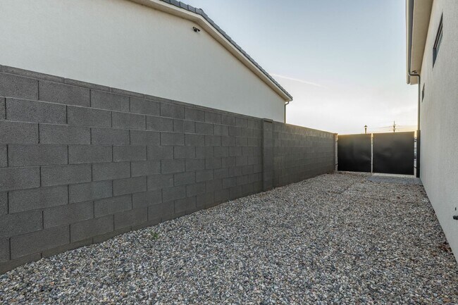 Building Photo - Gorgeous single story with RV Garage in Majestic Fields