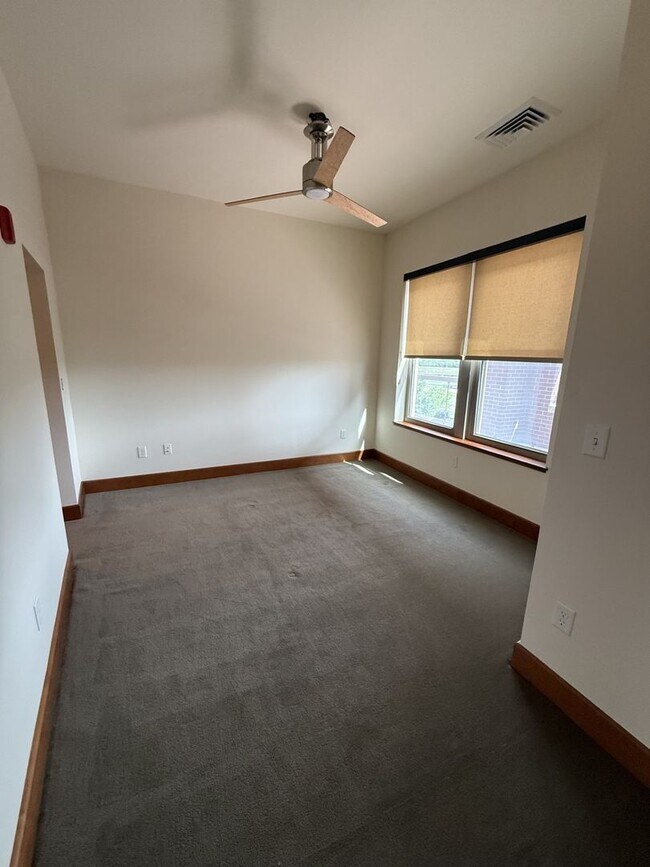 Building Photo - Luxury Apartment