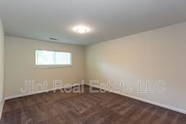 Building Photo - 2015 Oak Park Ln