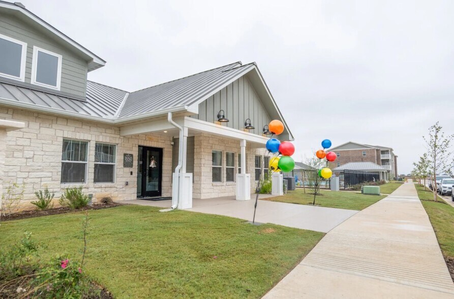 Building Photo - Whispering Pointe Apartments