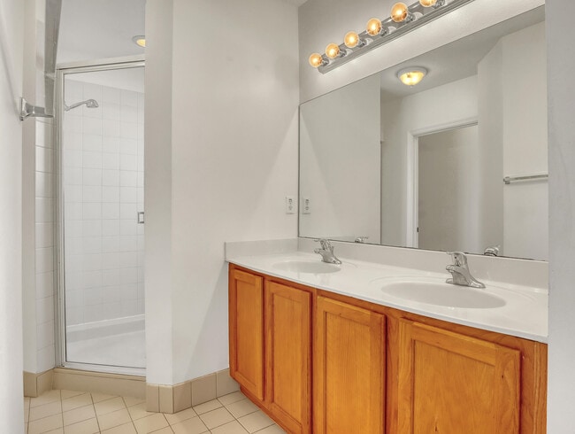 Building Photo - 2226 Oakmont Dr