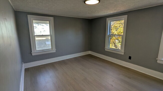 Building Photo - Welcome to your charming home located in the vibrant city of Akron