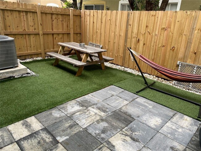 Building Photo - 1030 SE 23rd Terrace