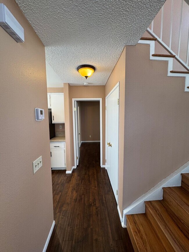 Building Photo - Move in Ready - Spacious 3 bed 2 bath Upda...