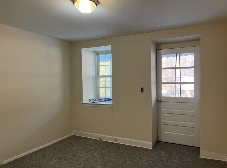 Building Photo - 16 East Main Street