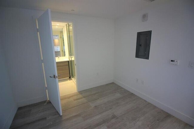 Building Photo - 121 NE 34th St