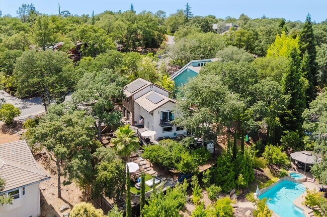 Building Photo - Luxury 5 Bedroom Home with Panoramic Views...