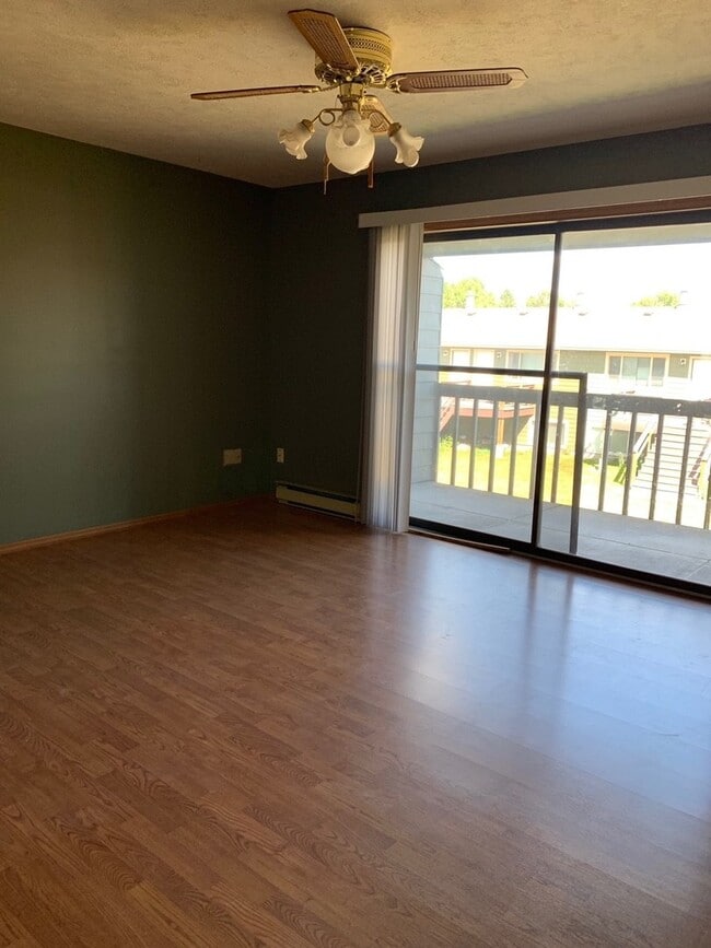Building Photo - 2 Bedroom 2 Bathroom Condo Close to Campus!