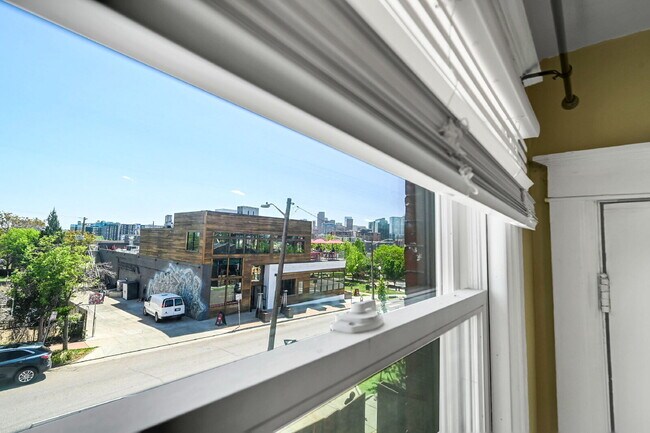 Building Photo - $2,395 - 2 Bed, 2 Bath Townhome in Great D...