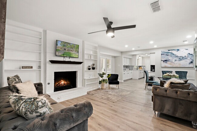 Building Photo - 3400 Laguna Dr