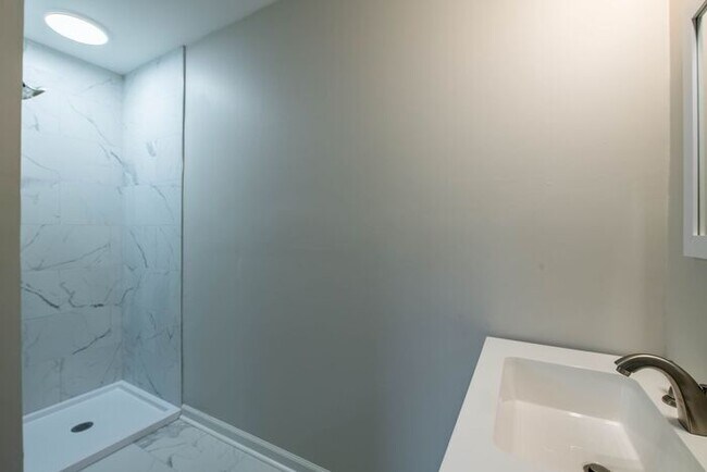 Building Photo - Newly remodeled 3/2.5