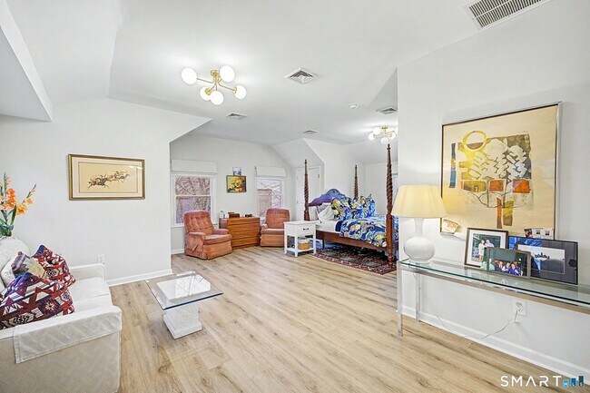 Building Photo - 14 Shore Rd