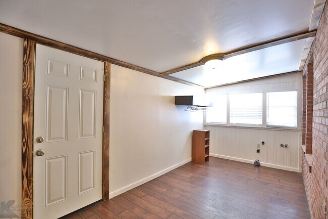 Building Photo - Cottage in the heart of Abilene!