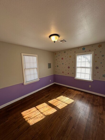 Building Photo - 518 E Lockheed Dr