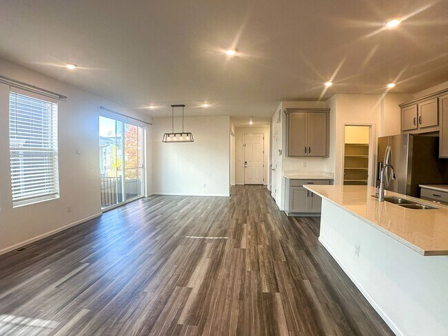 Building Photo - East Facing 3bd 2.5ba paired home in Sende...