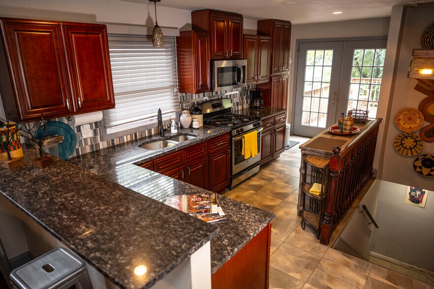 Building Photo - 1604 Kraft St