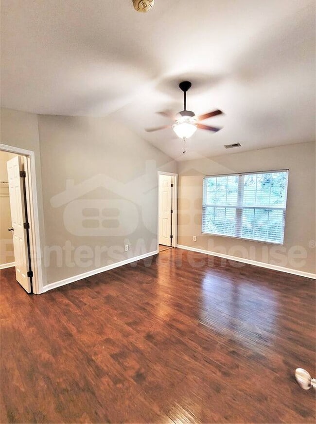 Building Photo - Cozy townhouse in convenient location!