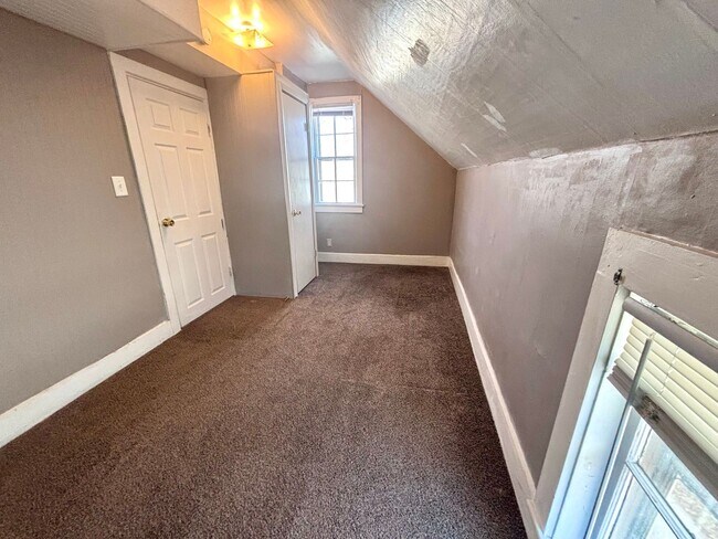 Building Photo - 726 W Military Ave