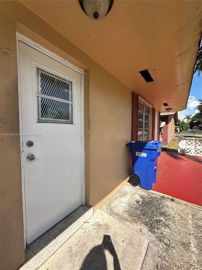 Building Photo - 16980 N Miami Ave