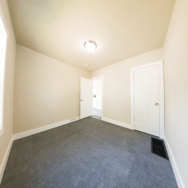 Building Photo - Gorgeous 4 Bedroom 1 Bath Home - Pyramid P...