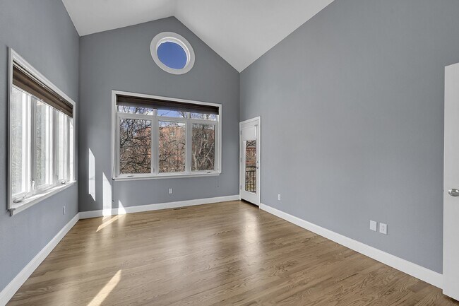 Building Photo - $3,150.00 - 2 Beds, 2.5 Baths, Apartment i...